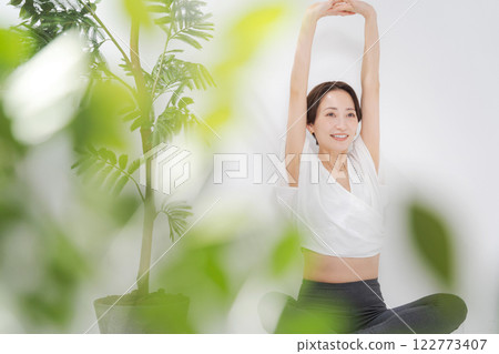 女人伸展 122773407