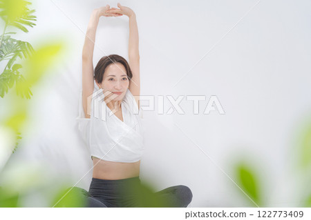 女人伸展 122773409