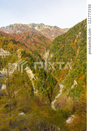 秋天的立山黑部阿爾卑斯山路線～紅葉的黑部水壩（黑部湖） 122773598