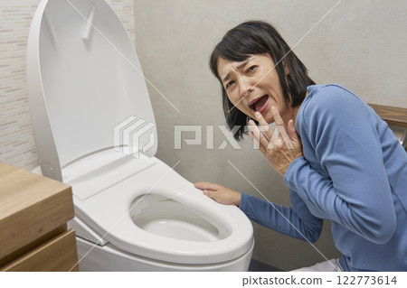 一個女人上廁所有困難 122773614