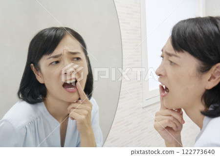 Dental problems: Woman in her 50s 122773640