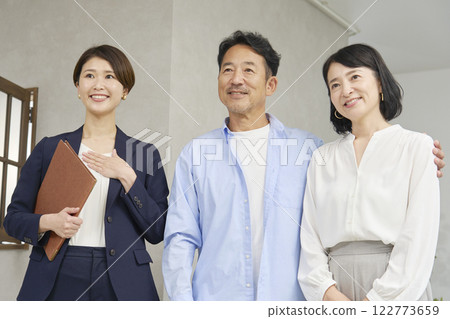 一對夫婦和一位女商人的肖像 122773659