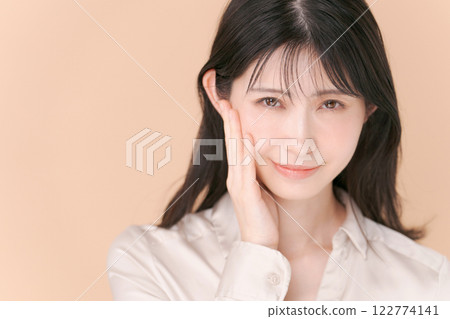 Portrait of a woman in her twenties wearing a shirt Portrait of a woman in her twenties wearing a shirt 122774141