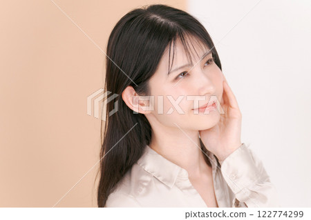 一位二十多歲、身穿襯衫的女士的肖像 122774299