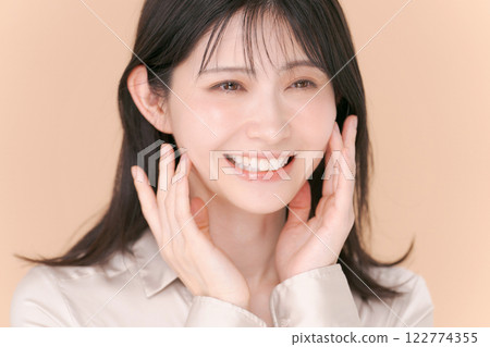 Portrait of a woman in her twenties wearing a shirt 122774355