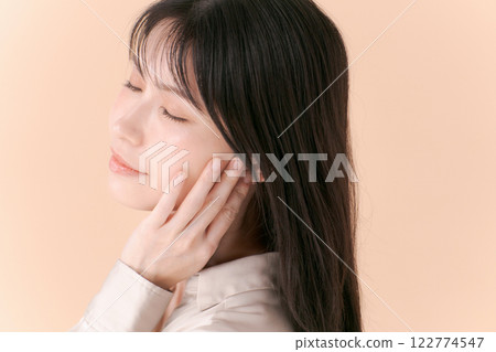Portrait of a woman in her twenties wearing a shirt Portrait of a woman in her twenties wearing a shirt 122774547