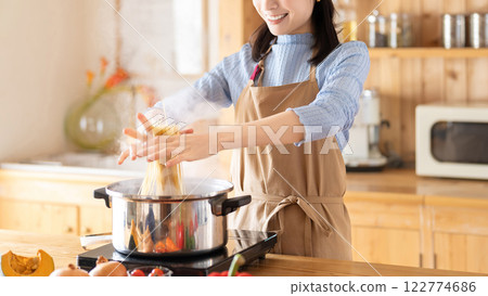一名婦女在廚房做飯(煮義大利麵) 一名婦女在廚房做飯(煮義大利麵) 122774686