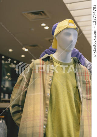 Yellow-green coordination, spring image, mannequin 122774792