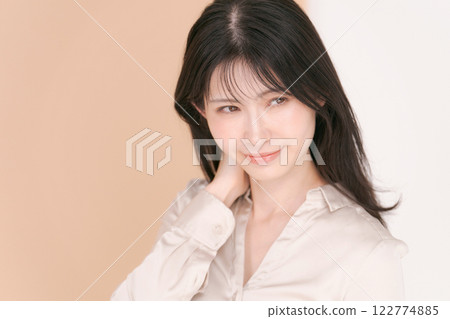 Portrait of a woman in her twenties wearing a shirt Portrait of a woman in her twenties wearing a shirt 122774885