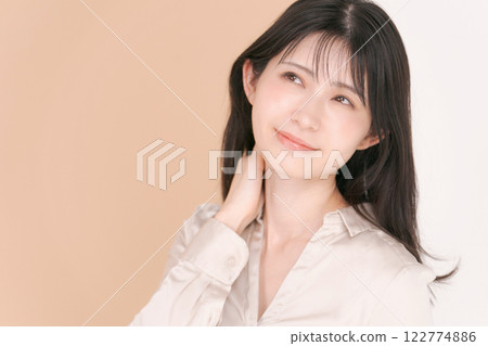 Portrait of a woman in her twenties wearing a shirt 122774886
