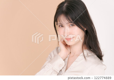 Portrait of a woman in her twenties wearing a shirt 122774889