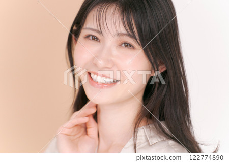 Portrait of a woman in her twenties wearing a shirt 122774890