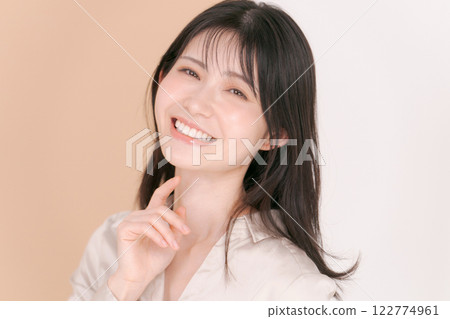 一位二十多歲、身穿襯衫的女士的肖像 122774961