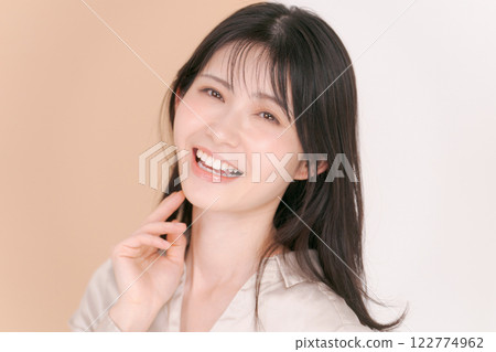 一位二十多歲、身穿襯衫的女士的肖像 一位二十多歲、身穿襯衫的女士的肖像 122774962