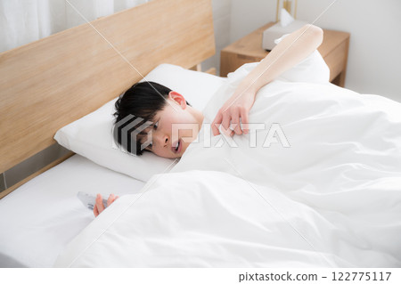 Oh no, I overslept and I'm going to be late! A young man in his 20s 122775117