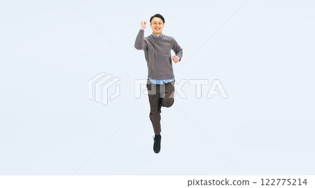 一名身著休閒服裝的中年男子跳躍的全身照片 一名身著休閒服裝的中年男子跳躍的全身照片 122775214