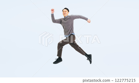 一名身著休閒服裝的中年男子跳躍的全身照片 一名身著休閒服裝的中年男子跳躍的全身照片 122775215