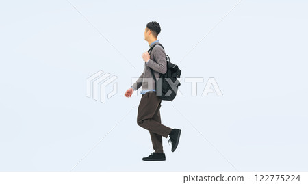 一名身著休閒服裝、背著背包行走的中年男子的全身照片 122775224