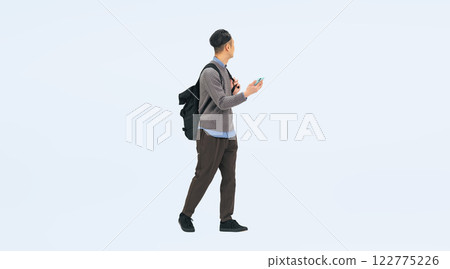 一位身著休閒裝的中年男子邊走邊看智慧型手機的全身照片 122775226