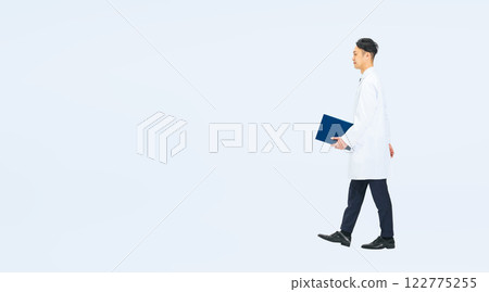 穿白大褂的中年男子行走全身照 醫生 科學家 研究員 穿白大褂的中年男子行走全身照 醫生 科學家 研究員 122775255
