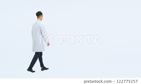 Full-body photo of a middle-aged man in a white coat walking from behind, doctor, scientist, researcher 122775257