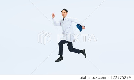 全身照：身穿白大褂的中年男子跳躍 醫生 科學家 研究員 122775259