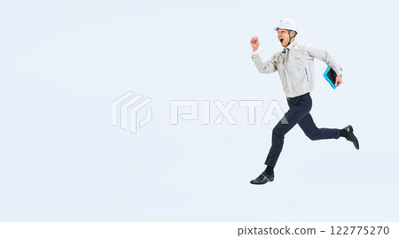 一名身著工作服的中年男子跳躍的全身照片 122775270