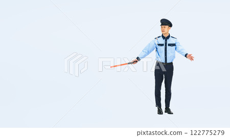 指揮交通的中年男保全身照片 指揮交通的中年男保全身照片 122775279