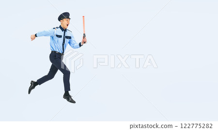 一名中年男性保安跳躍的全身照片 一名中年男性保安跳躍的全身照片 122775282