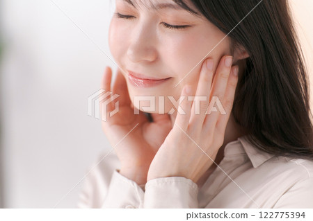 Face parts of a woman in her 20s (banner 122775394