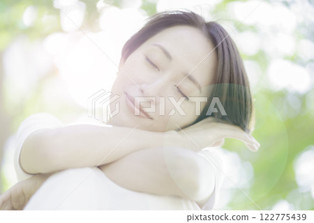 清新綠植中的中年婦女美麗肖像 清新綠植中的中年婦女美麗肖像 122775439