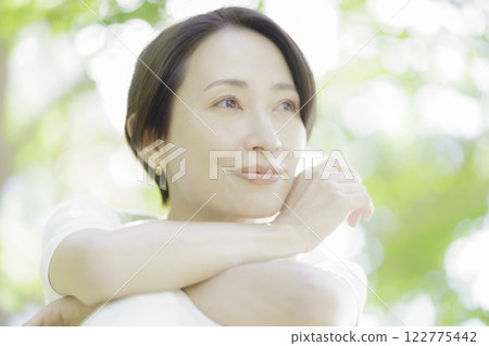 清新綠植中的中年婦女美麗肖像 122775442