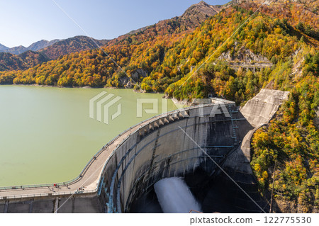 《富山縣》秋天的黑部大壩，秋天的紅葉 122775530