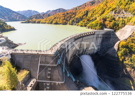 《富山縣》秋天的黑部大壩，秋天的紅葉 122775536