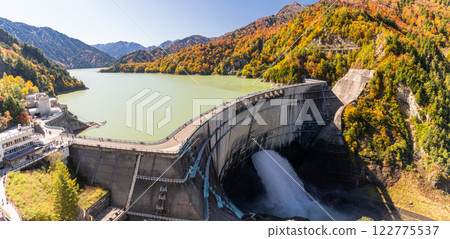 《富山縣》秋天的黑部大壩，秋天的紅葉 122775537