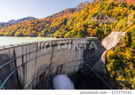 《富山縣》秋天的黑部大壩，秋天的紅葉 122775541