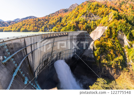 《富山縣》秋天的黑部大壩，秋天的紅葉 122775548