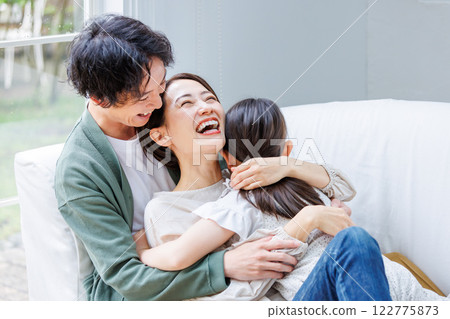 微笑的父母和孩子坐長沙發 122775873