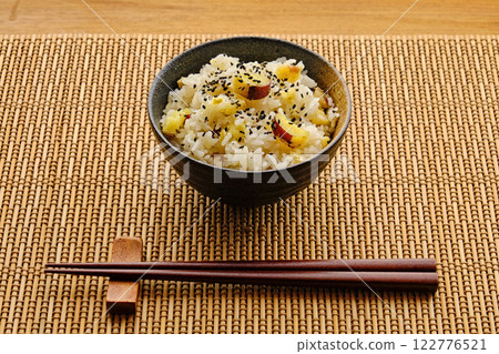 Chestnut and sweet potato rice on a mat 122776521