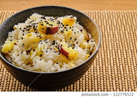 Chestnut and sweet potato rice on a mat 122776522