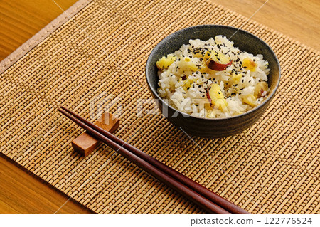 Chestnut and sweet potato rice on a mat 122776524
