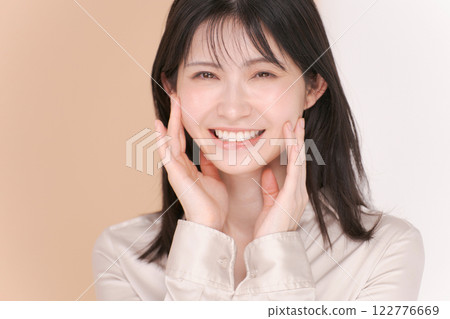 Portrait of a woman in her twenties wearing a shirt 122776669