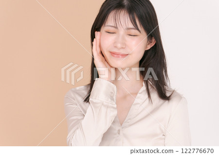 Portrait of a woman in her twenties wearing a shirt Portrait of a woman in her twenties wearing a shirt 122776670