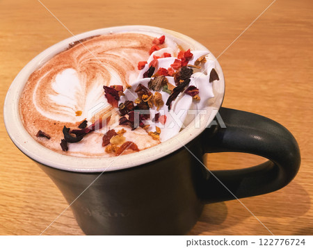cute latte art 122776724