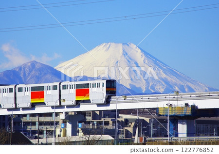 藍天和富士山和多摩市單軌鐵路 122776852