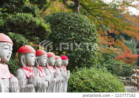 箕面公園墓園上的石佛 122777182