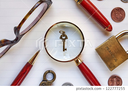 筆記本上的鑰匙和放大鏡 筆記本上的鑰匙和放大鏡 122777255