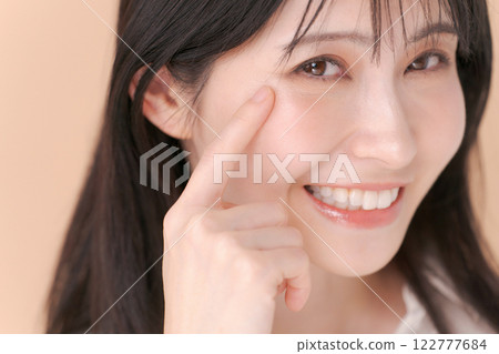 一位少女指著眼睛的畫像 122777684