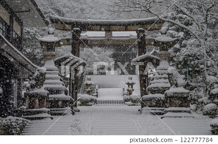 雪花輕輕飄落在神社 雪花輕輕飄落在神社 122777784