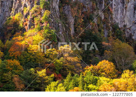 <Nagano Prefecture> Autumn leaves at Yonago Falls - peak of autumn colors 122777805